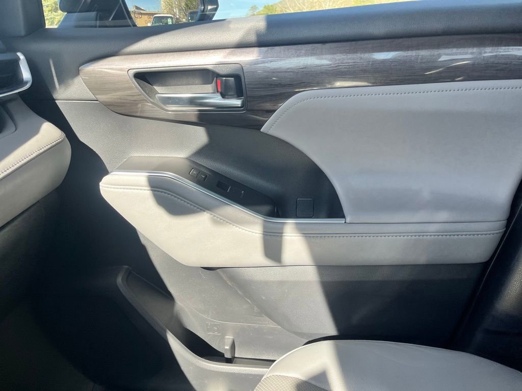 Used 2020 Toyota Highlander Limited image 18