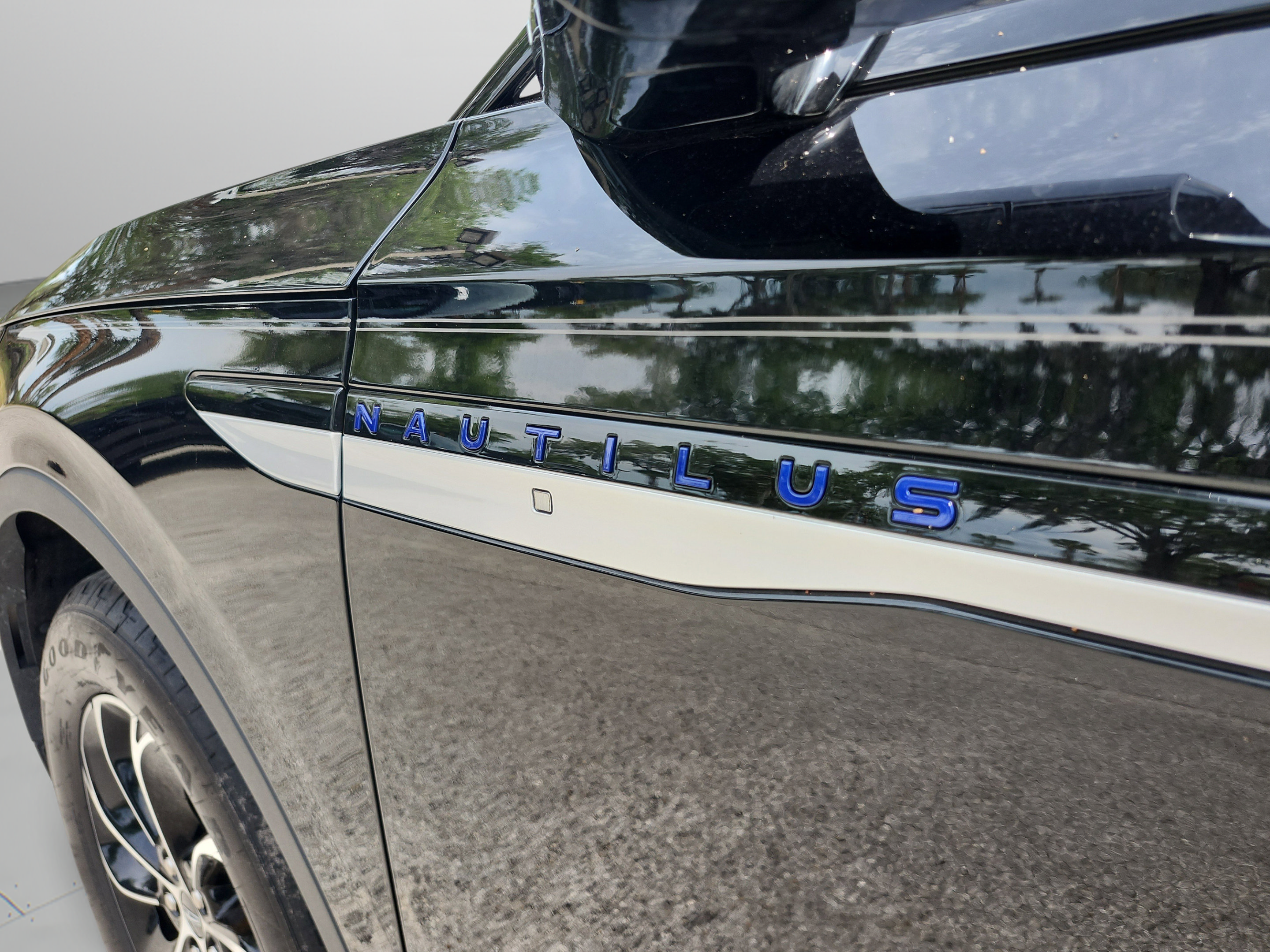 Used 2025 Lincoln Nautilus Premier AWD/4WD image 31