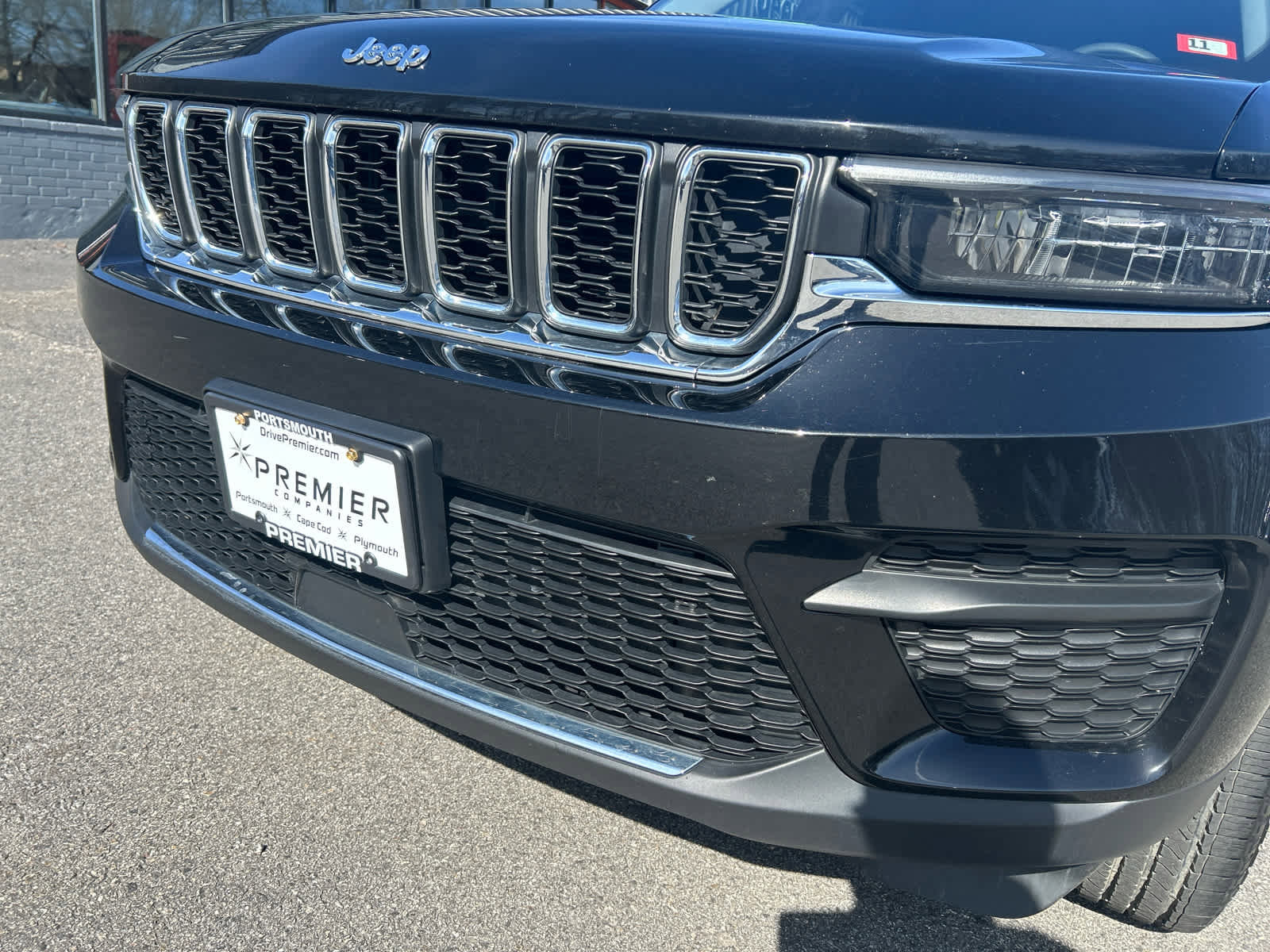 Used 2023 Jeep Grand Cherokee Laredo image 11