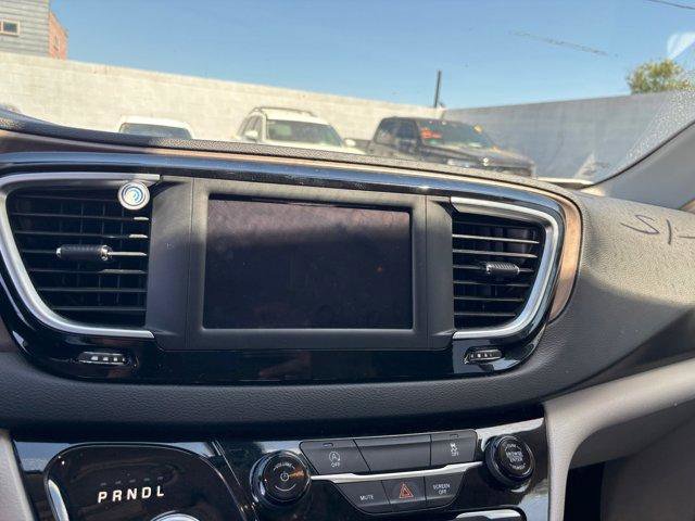Used 2022 Chrysler Voyager LX FWD image 8