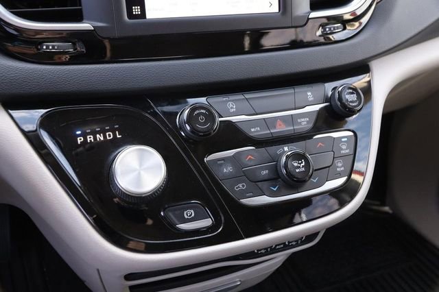 Used 2023 Chrysler Voyager LX image 19