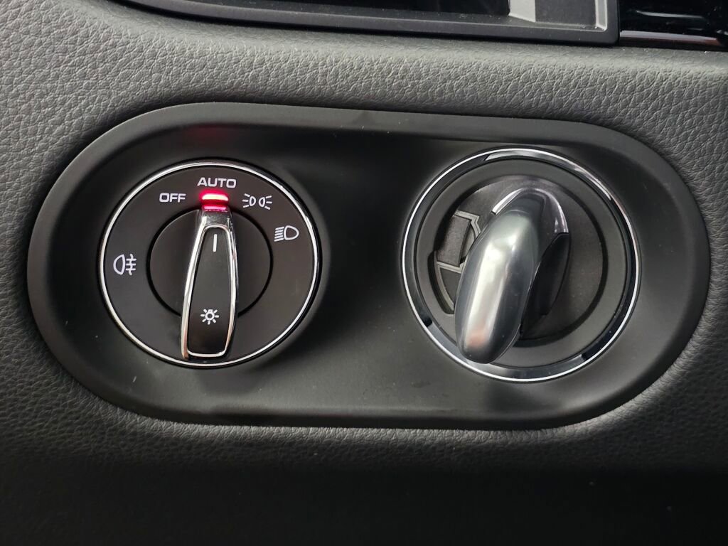 Certified 2024 Porsche Macan image 38