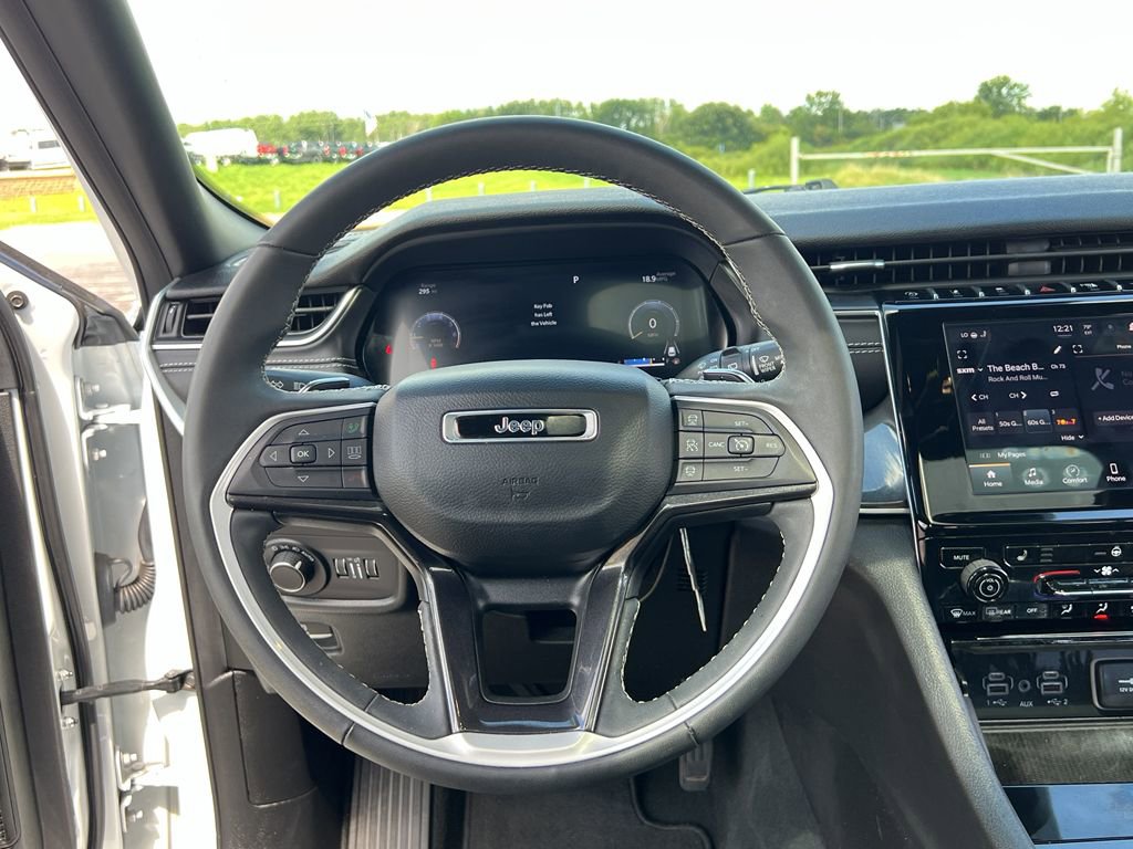 Used 2023 Jeep Grand Cherokee L Laredo image 31