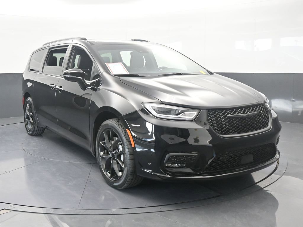 Used 2024 Chrysler Pacifica Limited w/ S Appearance Package image 9