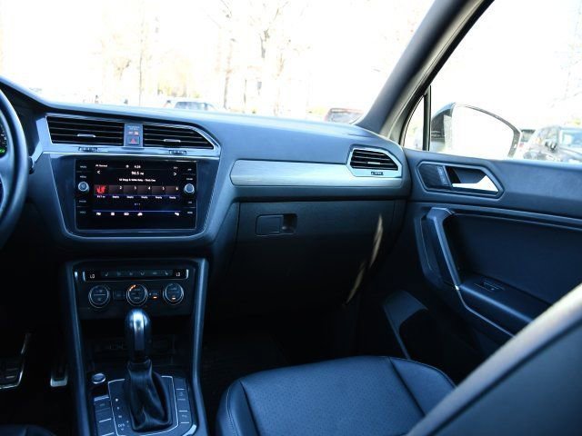 Used 2020 Volkswagen Tiguan SE R-Line AWD/4WD image 19