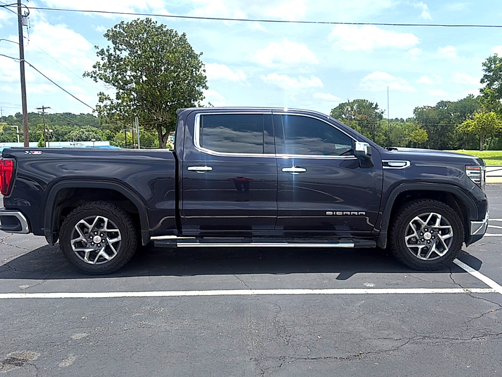 Used 2023 GMC Sierra 1500 SLT AWD/4WD image 5