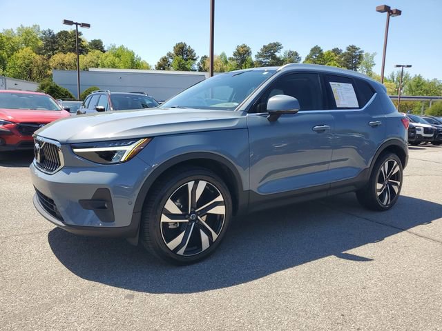 Used 2023 Volvo XC40 B5 Plus w/ Climate Package image 3