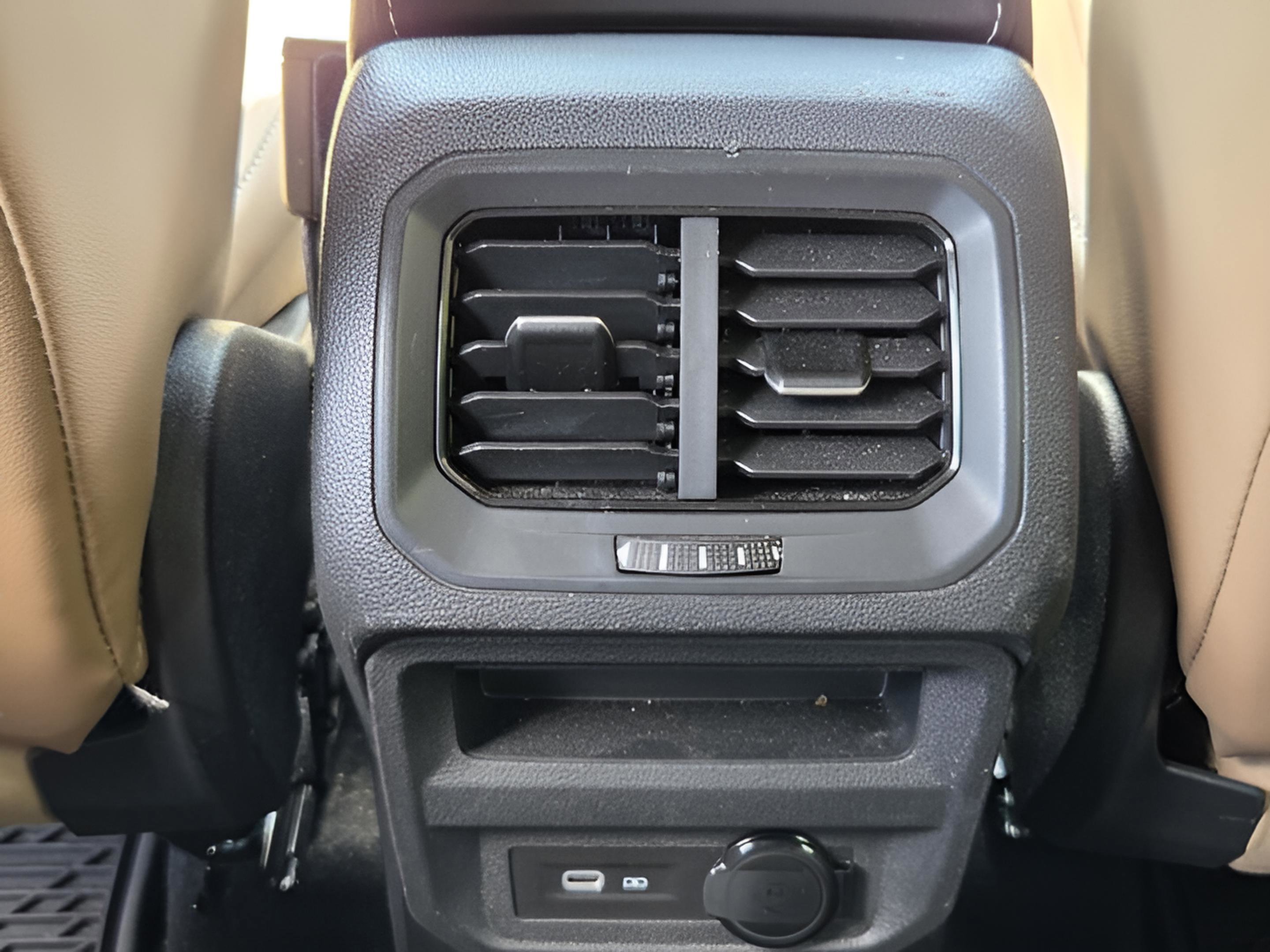 Used 2024 Volkswagen Tiguan SE FWD image 11