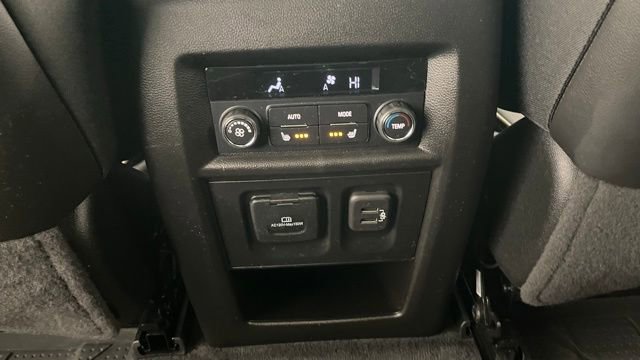 Used 2023 Chevrolet Traverse Premier image 46