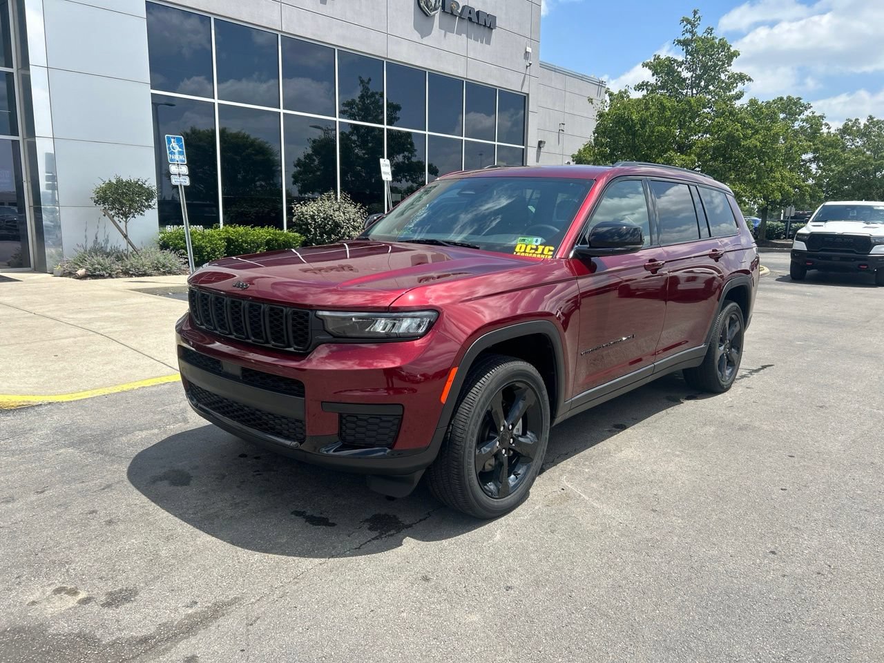 Used 2023 Jeep Grand Cherokee L Laredo AWD/4WD image 7