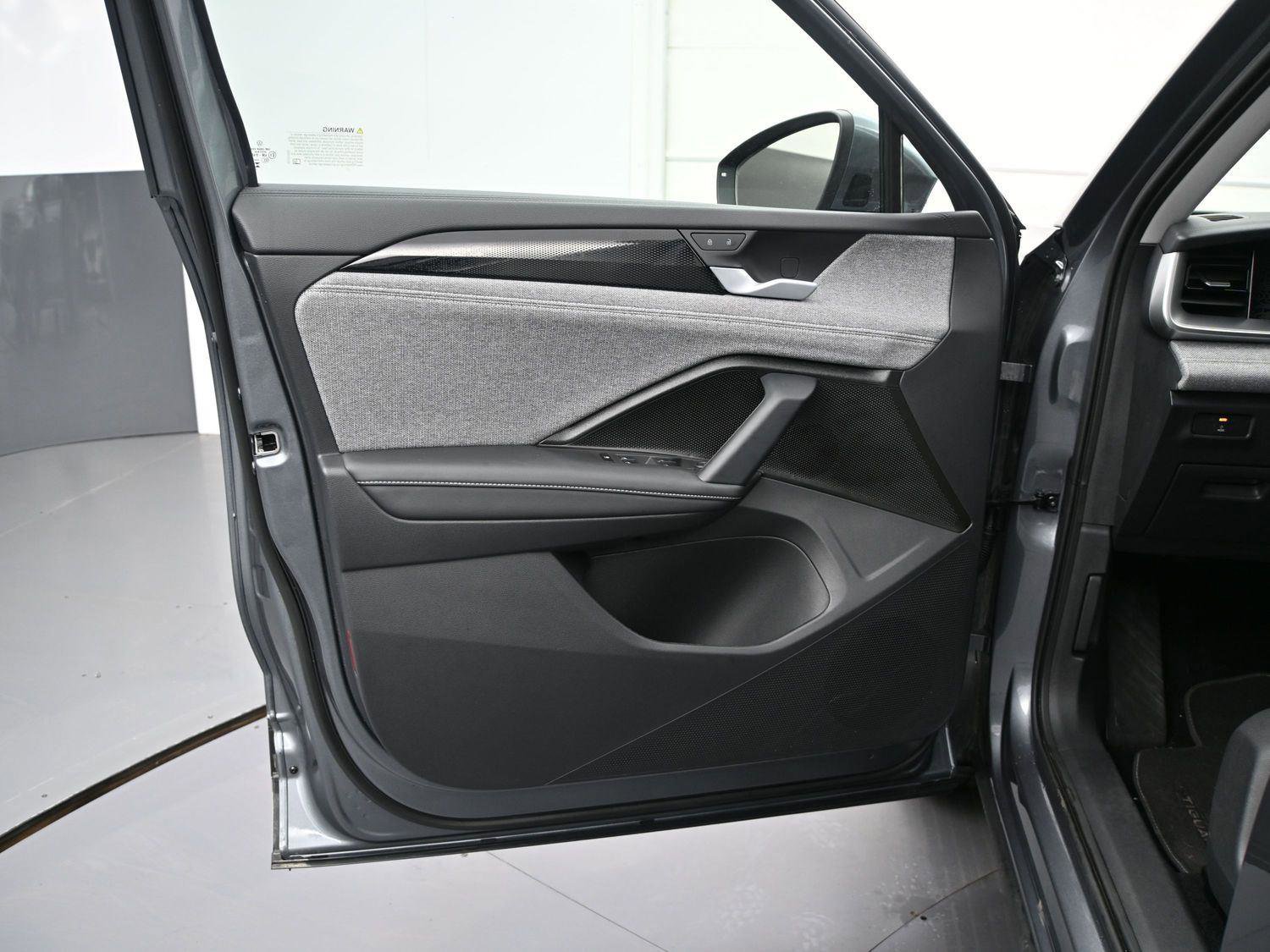 Certified 2025 Volkswagen Tiguan S image 8