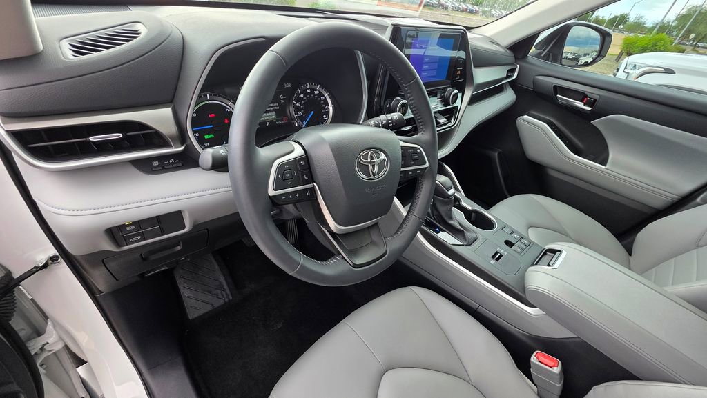 Certified 2024 Toyota Highlander XLE image 9