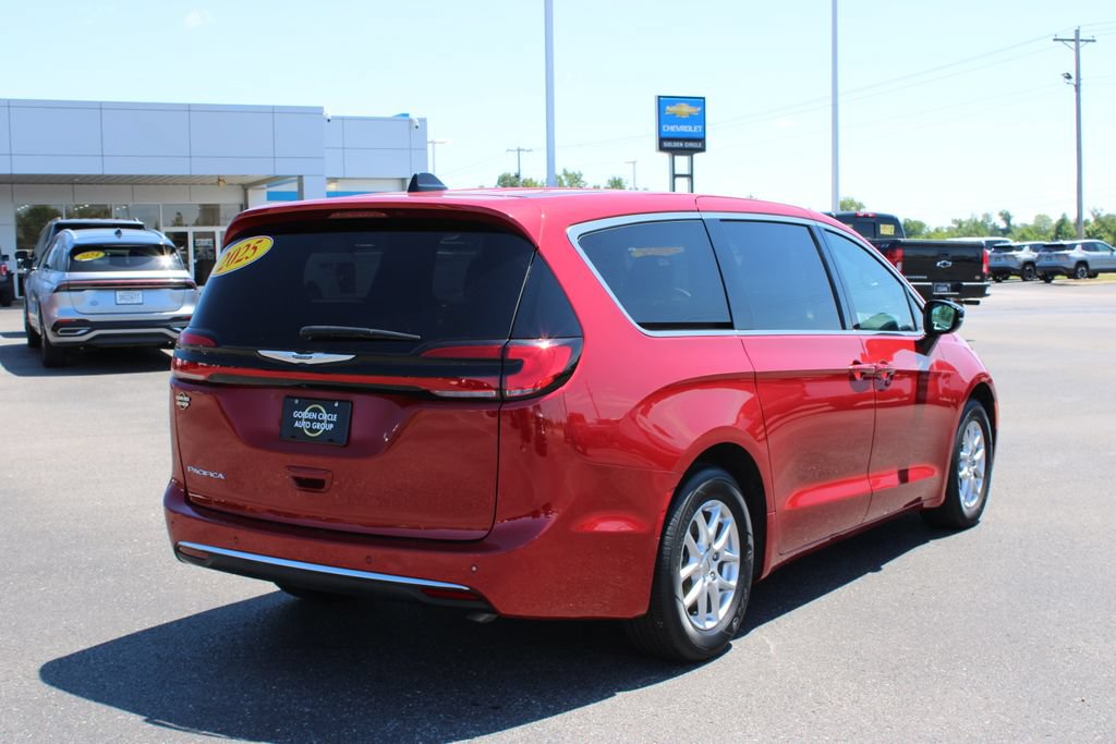 Used 2025 Chrysler Pacifica Select FWD image 9