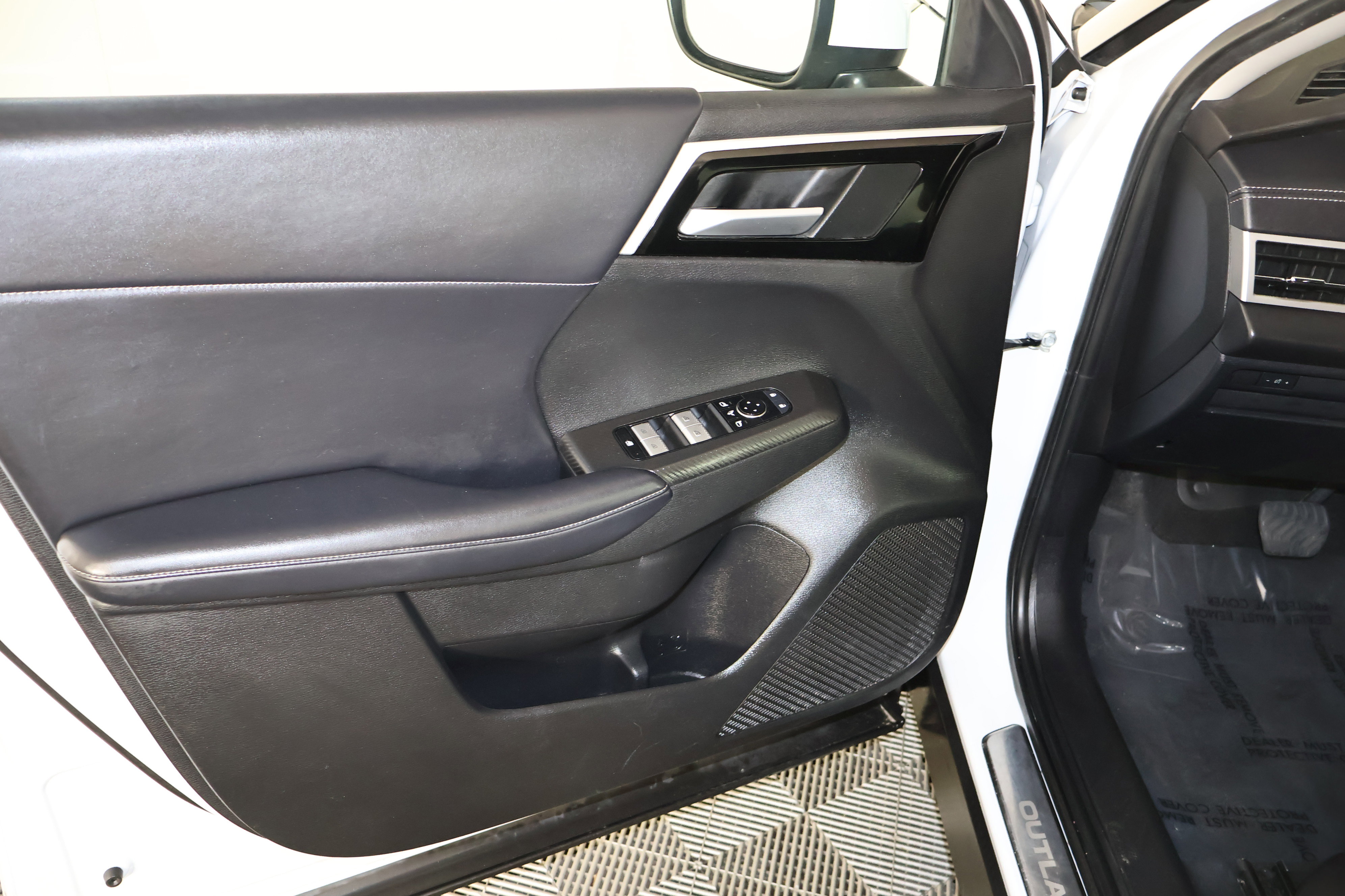 Used 2023 Mitsubishi Outlander SE AWD/4WD image 34