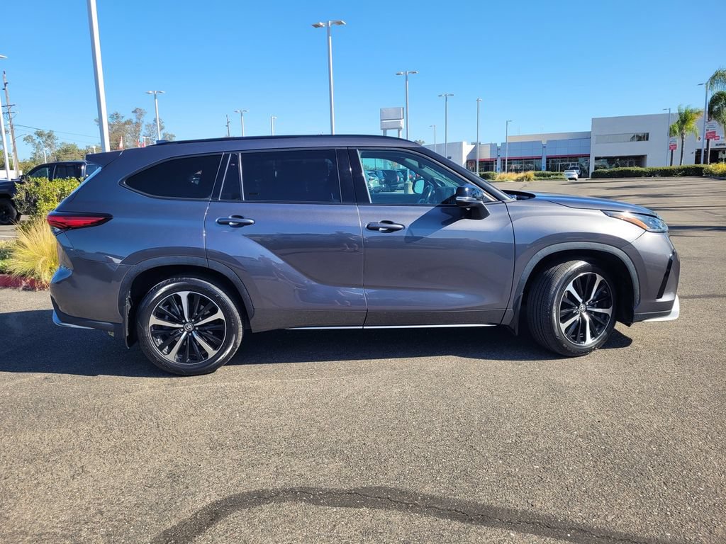 Used 2022 Toyota Highlander XSE AWD/4WD image 3