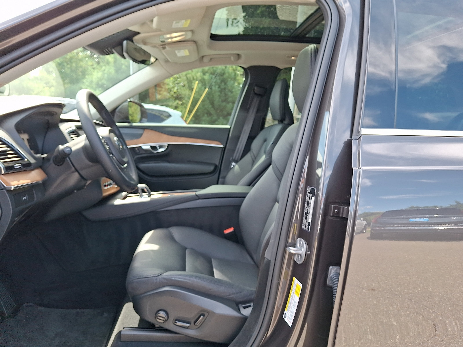 Certified 2024 Volvo XC90 B6 Plus AWD/4WD image 14