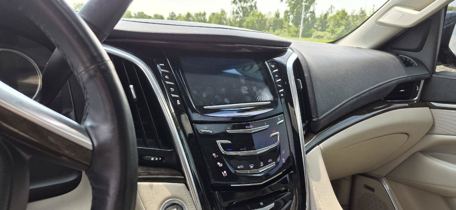 Used 2018 Cadillac Escalade Luxury AWD/4WD image 11