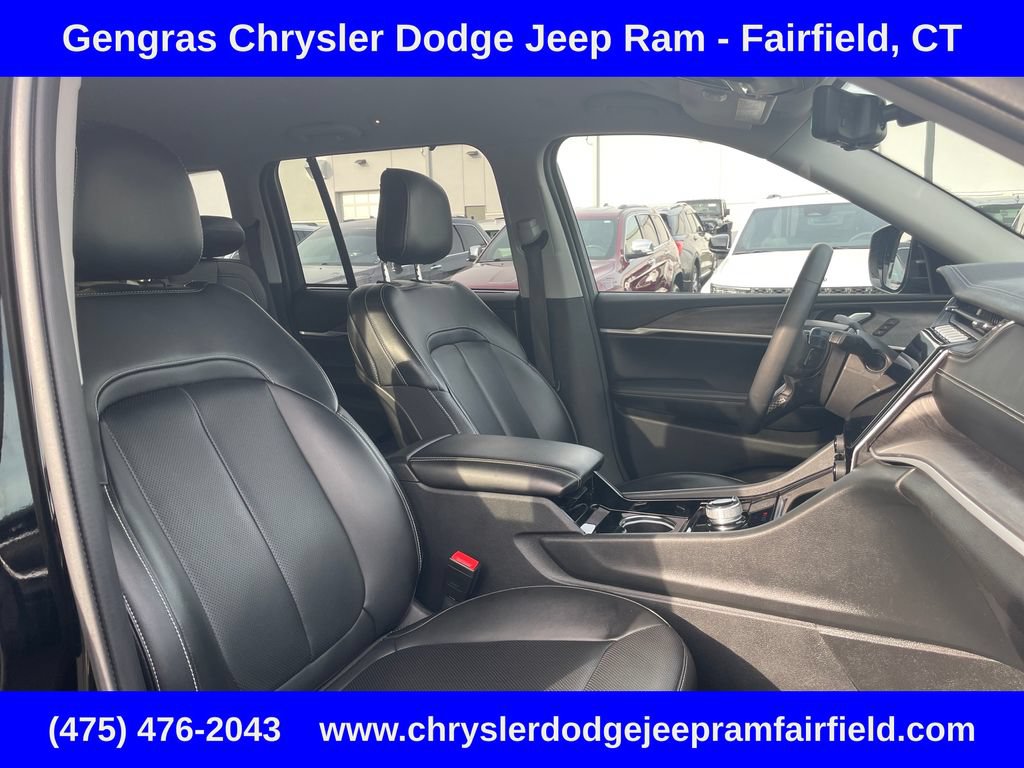 Used 2023 Jeep Grand Cherokee Limited w/ Luxury Tech Group II AWD/4WD image 16