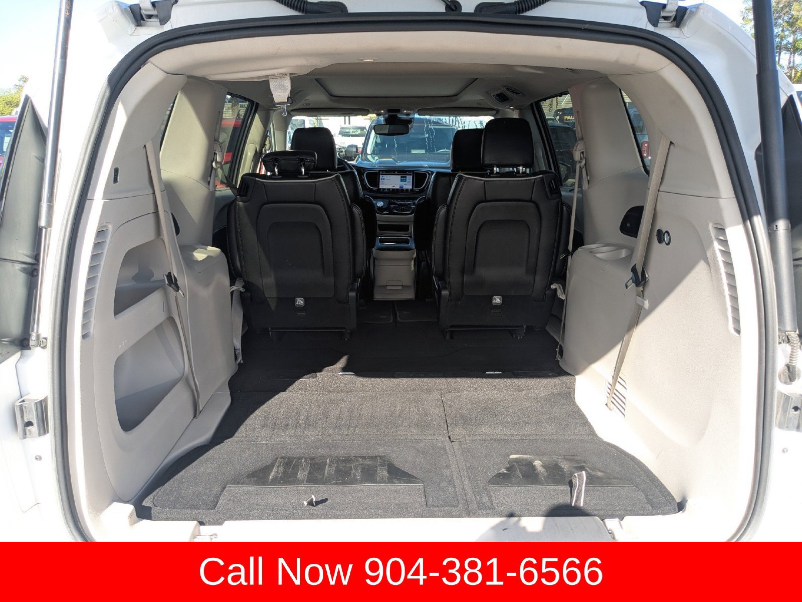Used 2024 Chrysler Pacifica Limited FWD image 12