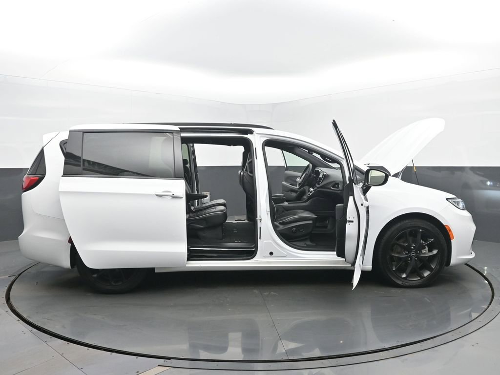 Used 2025 Chrysler Pacifica Limited image 57