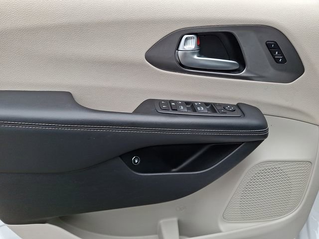 Used 2024 Chrysler Pacifica Select image 16