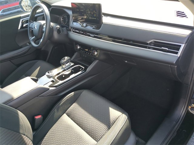 New 2025 Mitsubishi Outlander ES image 13