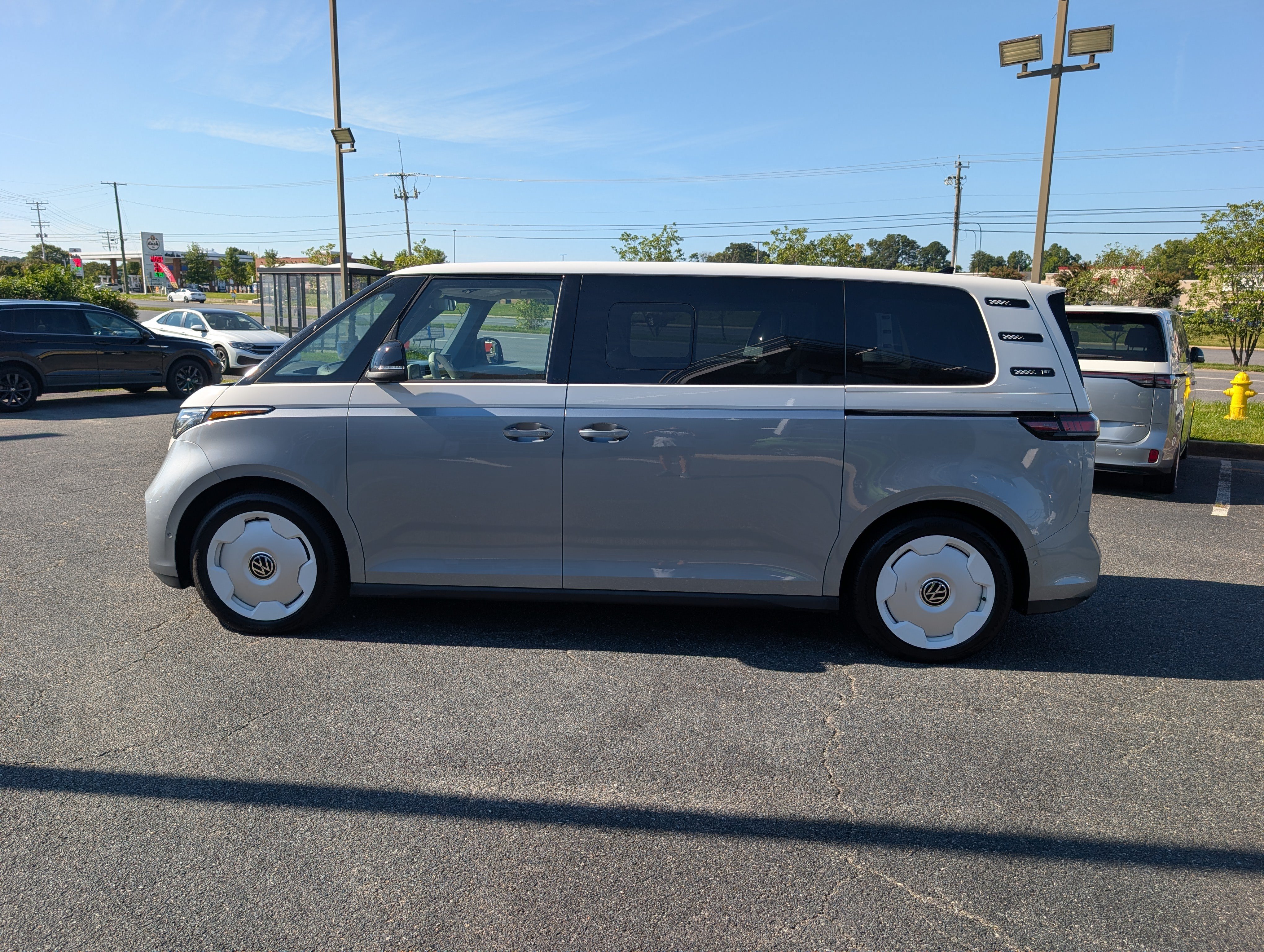 Used 2025 Volkswagen ID. Buzz 1st Edition RWD image 6