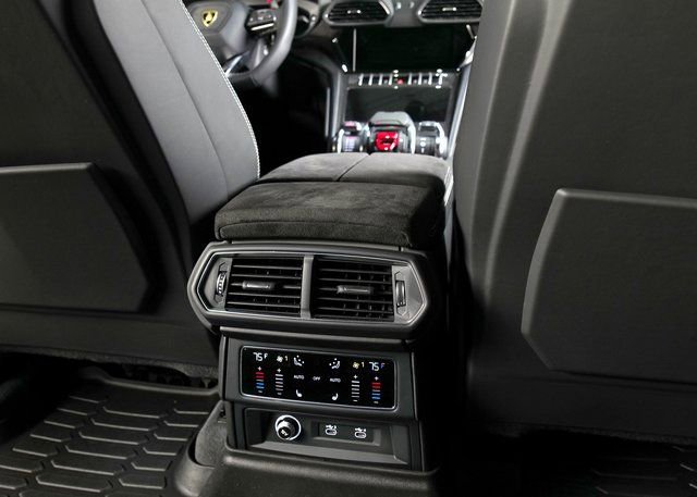 Used 2022 Lamborghini Urus image 11