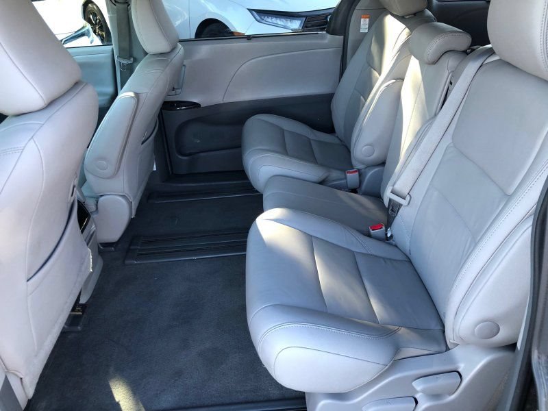 Used 2015 Toyota Sienna XLE FWD image 10