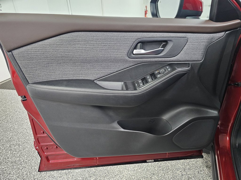 Used 2023 Nissan Rogue SV AWD/4WD image 12
