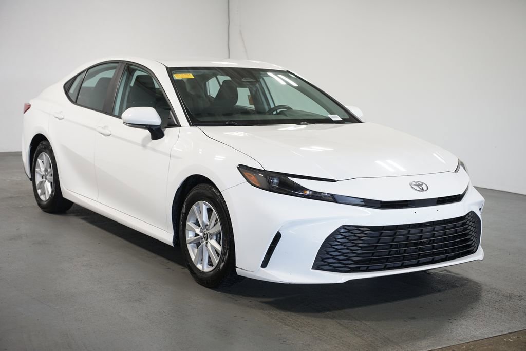 Used 2025 Toyota Camry LE image 3