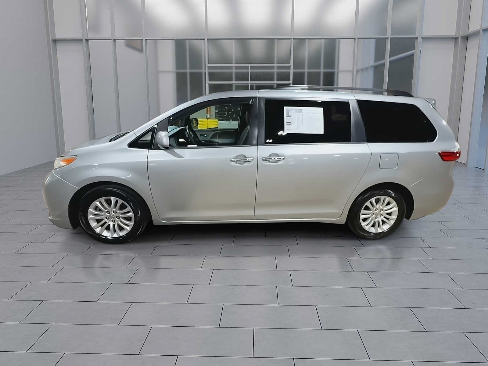 Used 2015 Toyota Sienna XLE w/ XLE Navigation Package FWD image 5