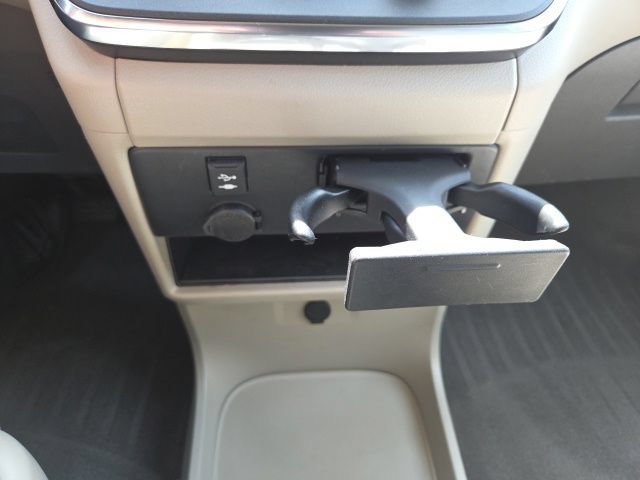 Used 2019 Toyota Sienna LE w/ LE Preferred Package FWD image 18