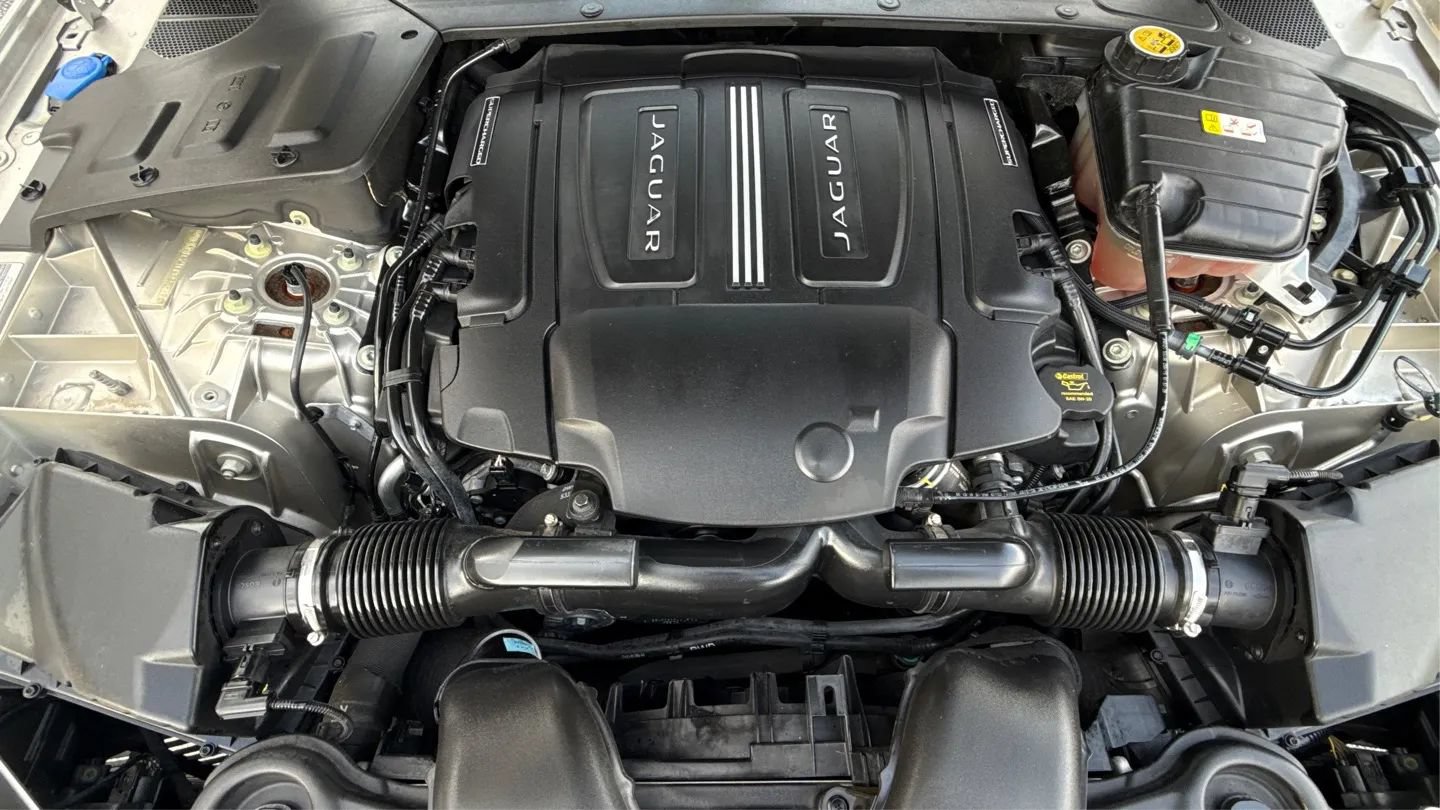 Used 2016 Jaguar XJ R-Sport RWD image 9