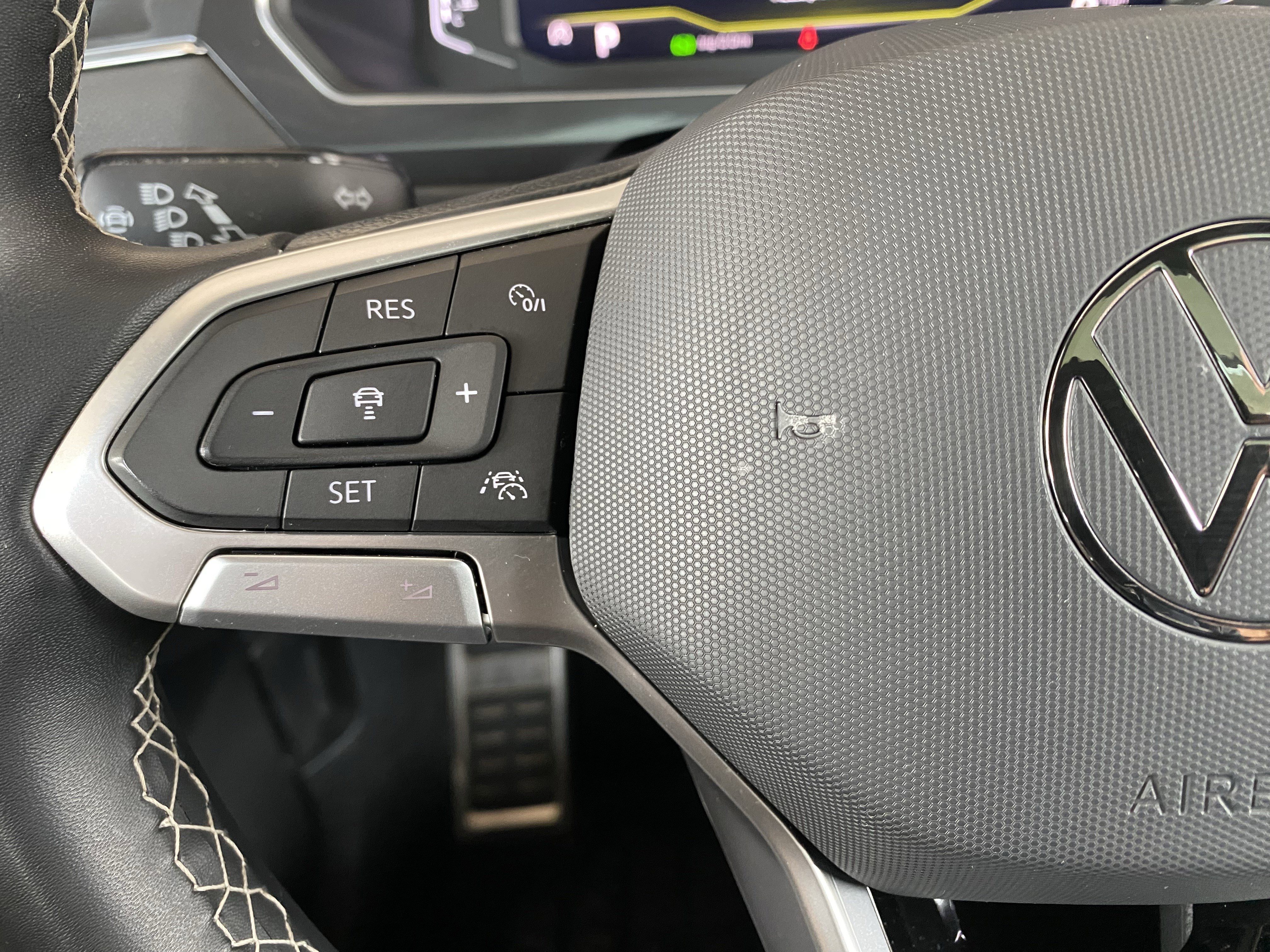 Used 2023 Volkswagen Tiguan SEL R-Line image 6