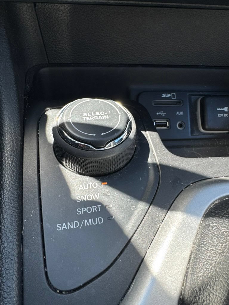 Used 2018 Jeep Cherokee Overland AWD/4WD image 16