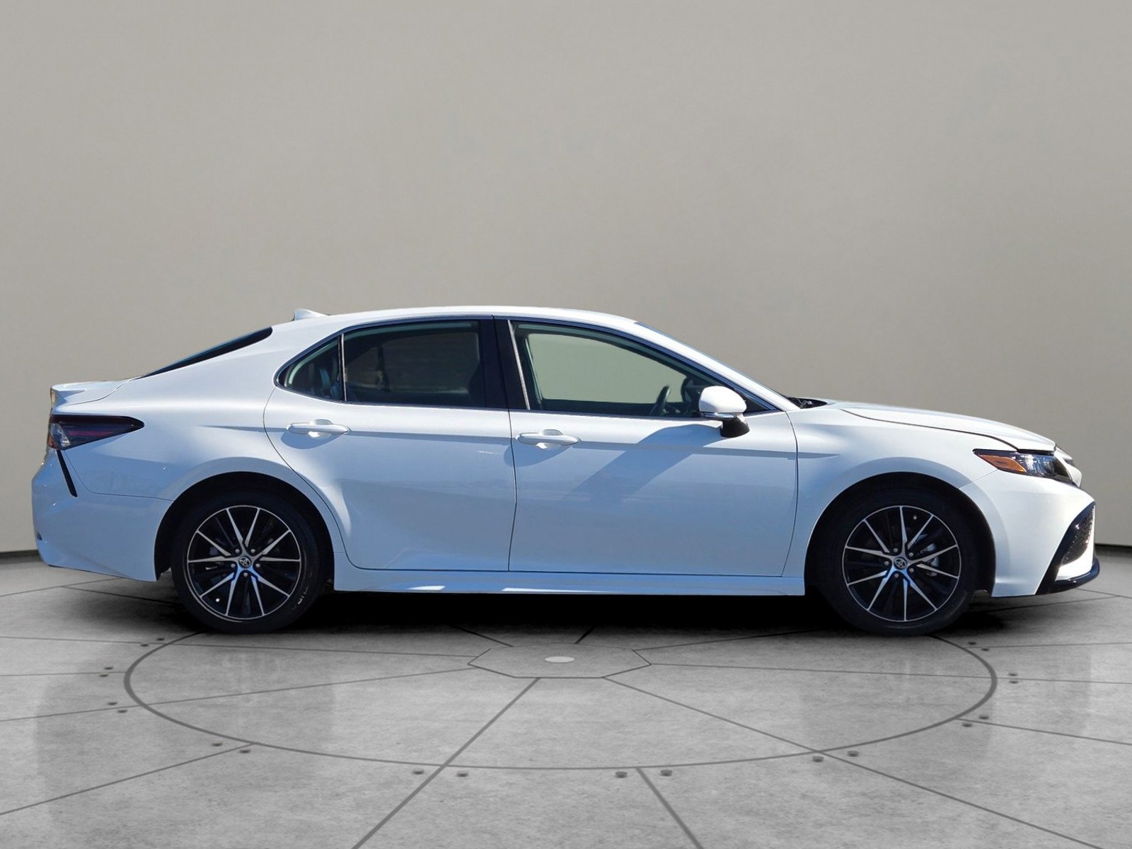 Used 2024 Toyota Camry SE image 3