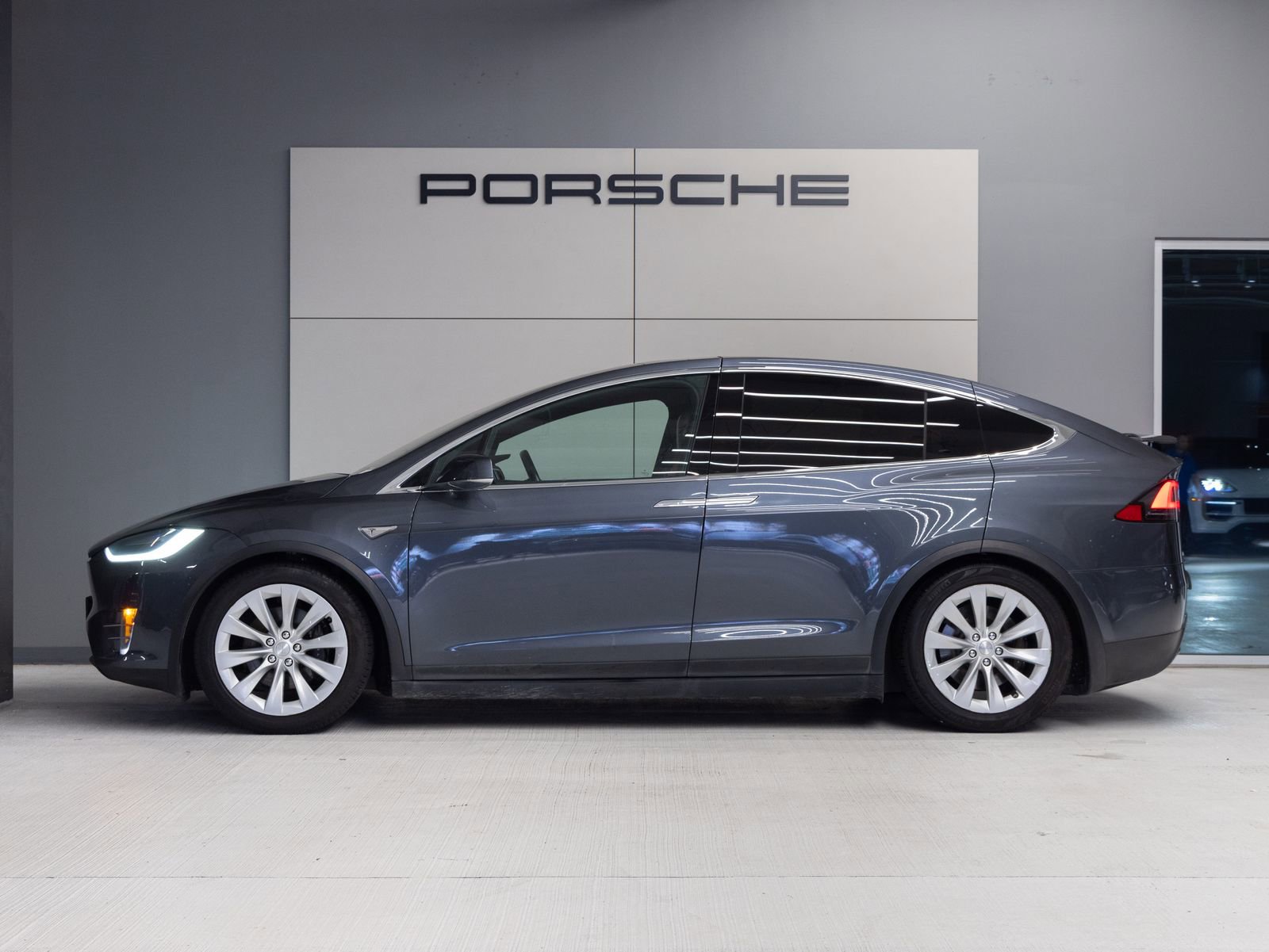 Used 2016 Tesla Model X 70D AWD/4WD image 2