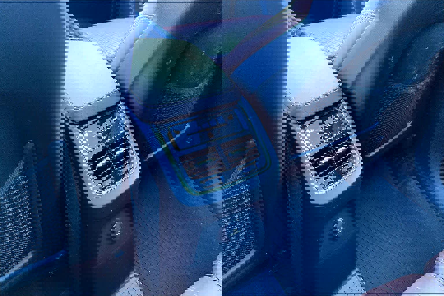 Used 2023 Volvo XC90 T8 Ultimate w/ Protection Package Premier image 38