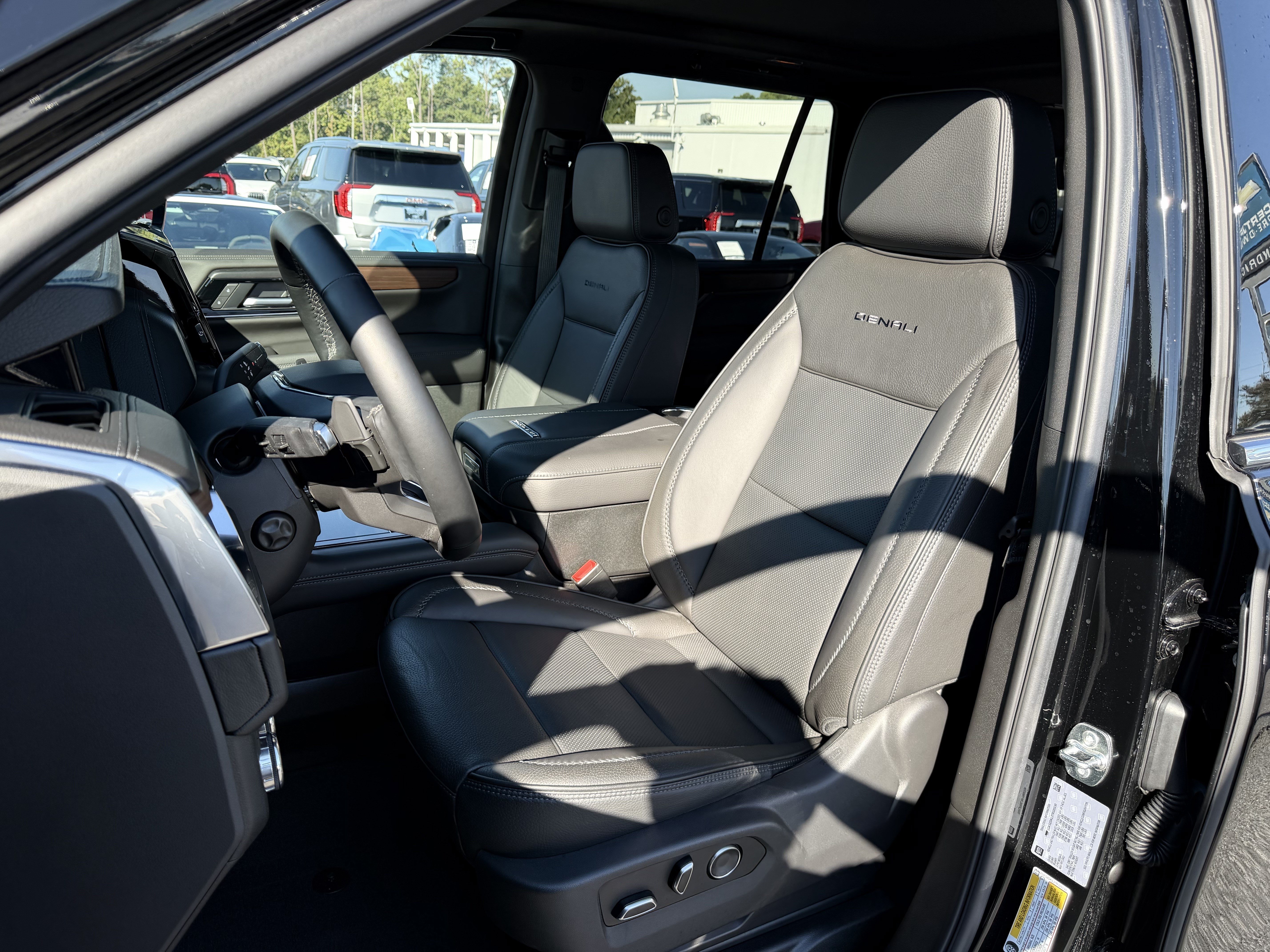 Used 2026 GMC Yukon Denali w/ Sun & Power Step Package AWD/4WD image 16