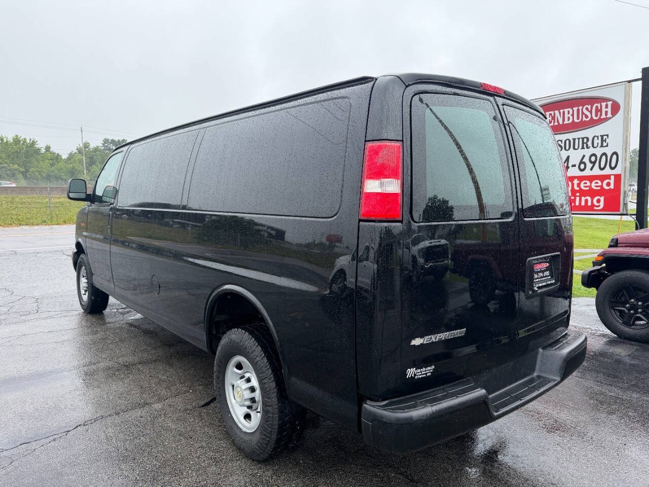 Used 2022 Chevrolet Express 3500 Extended w/ Driver Convenience Package RWD image 8