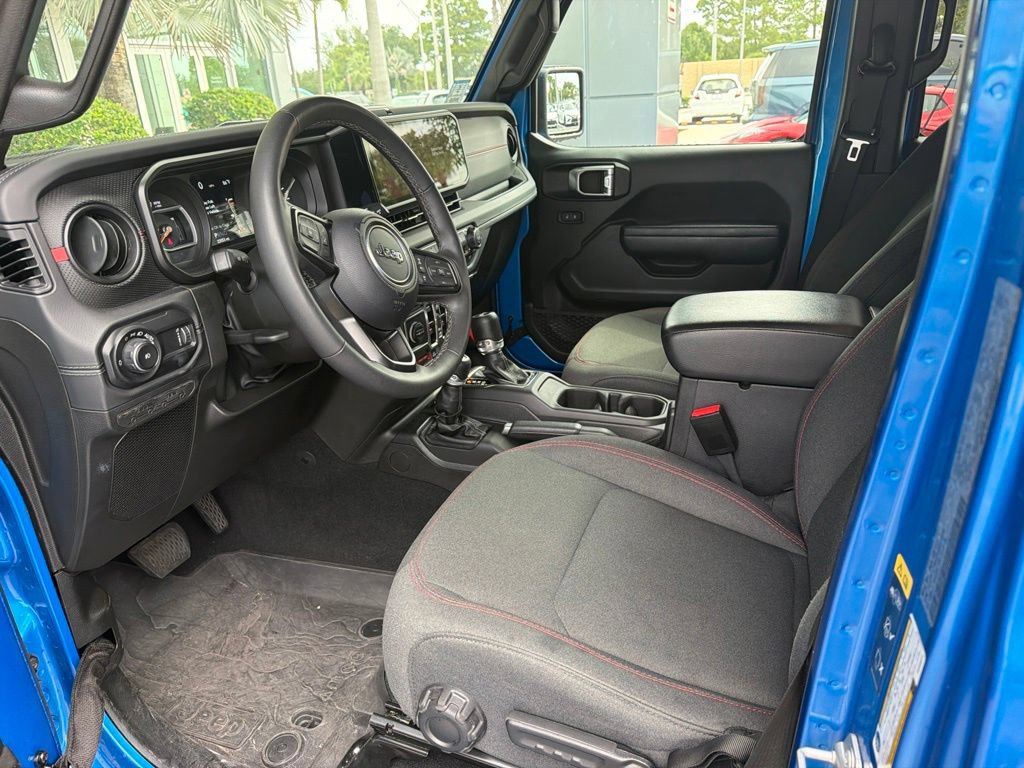 Used 2025 Jeep Wrangler Unlimited Rubicon w/ Safety Group AWD/4WD image 5
