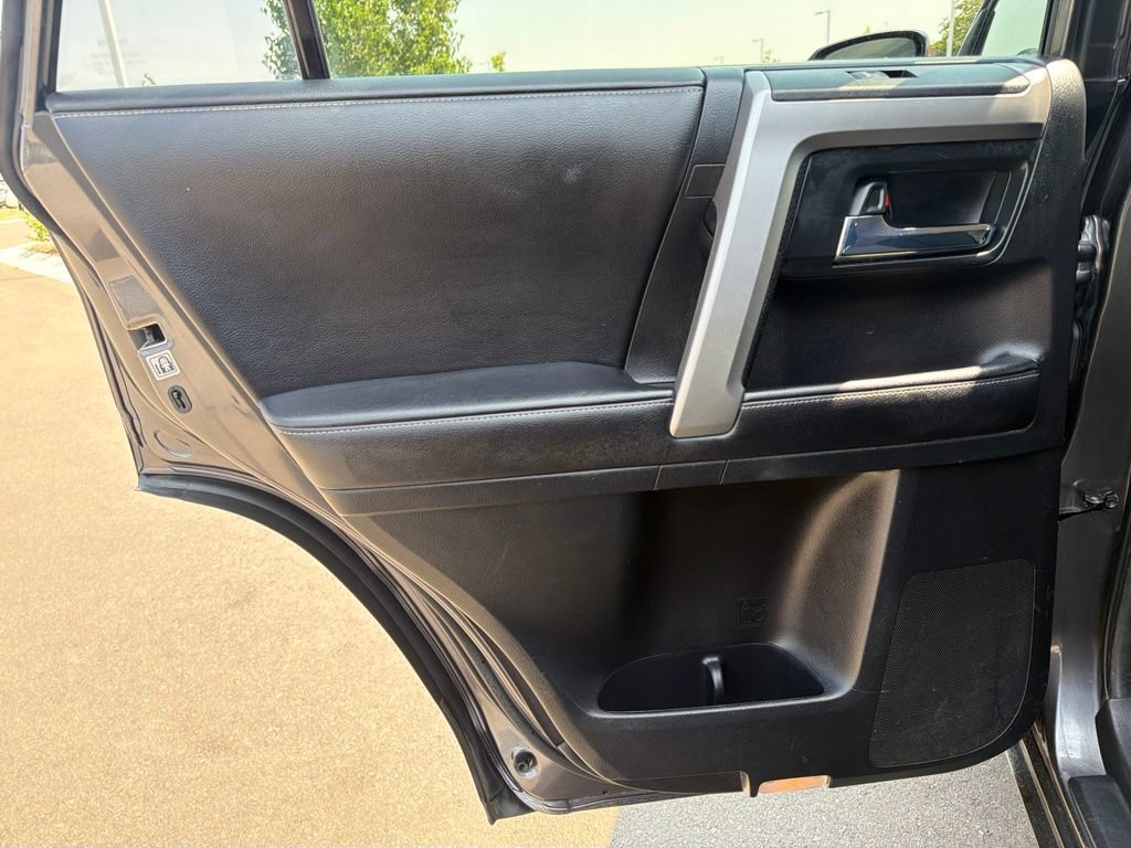 Used 2018 Toyota 4Runner SR5 AWD/4WD image 18