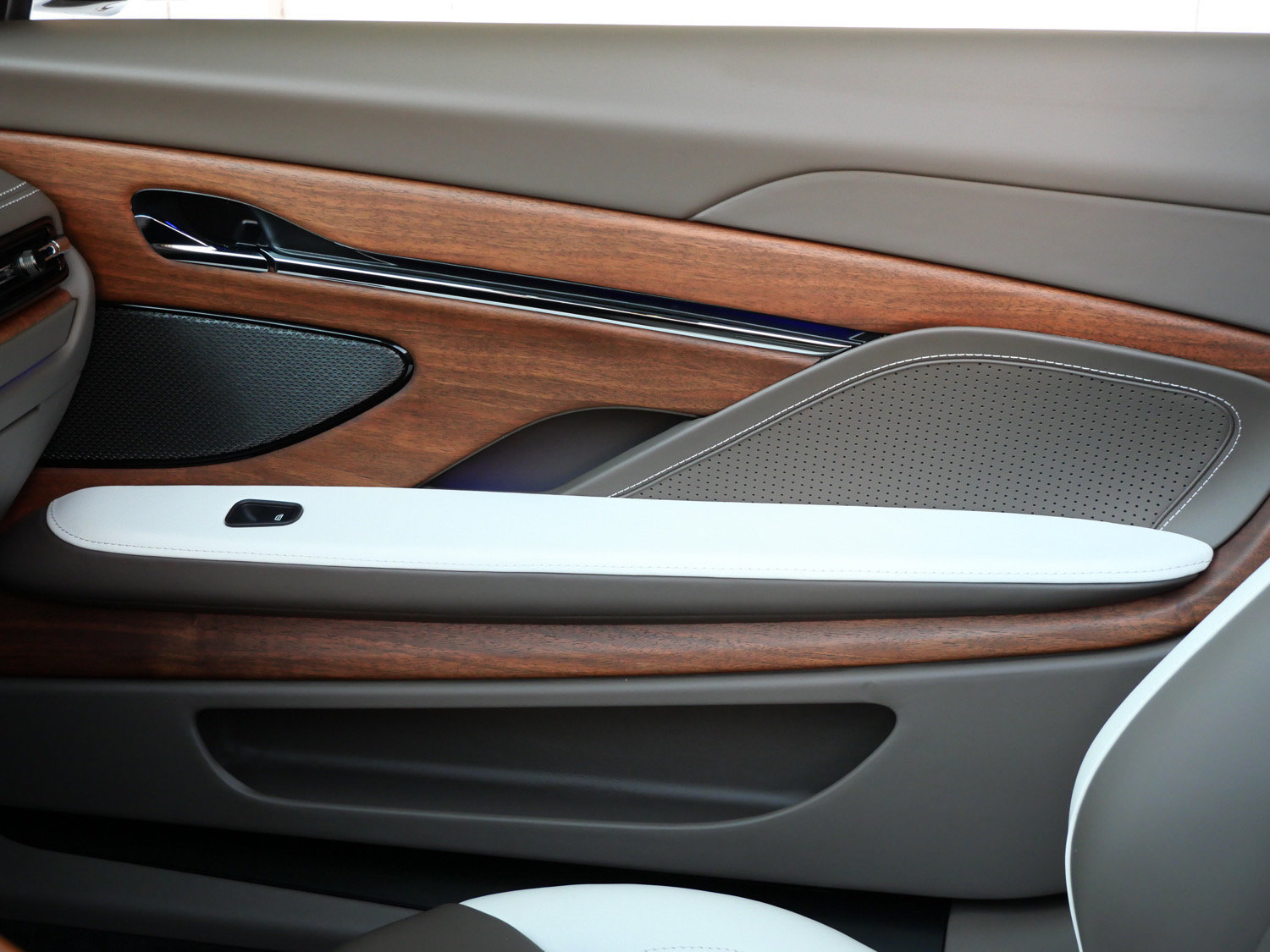 New 2026 Aston Martin DB12 Convertible RWD image 20