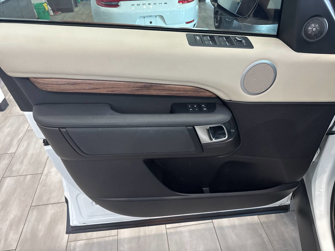 Used 2017 Land Rover Discovery HSE image 30