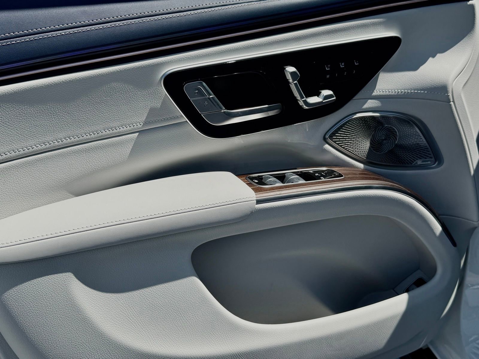 New 2026 Mercedes-Benz EQS 550 4MATIC SUV image 16