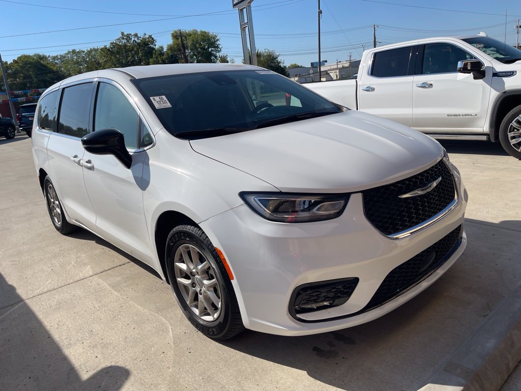 Used 2024 Chrysler Pacifica Touring-L FWD image 3