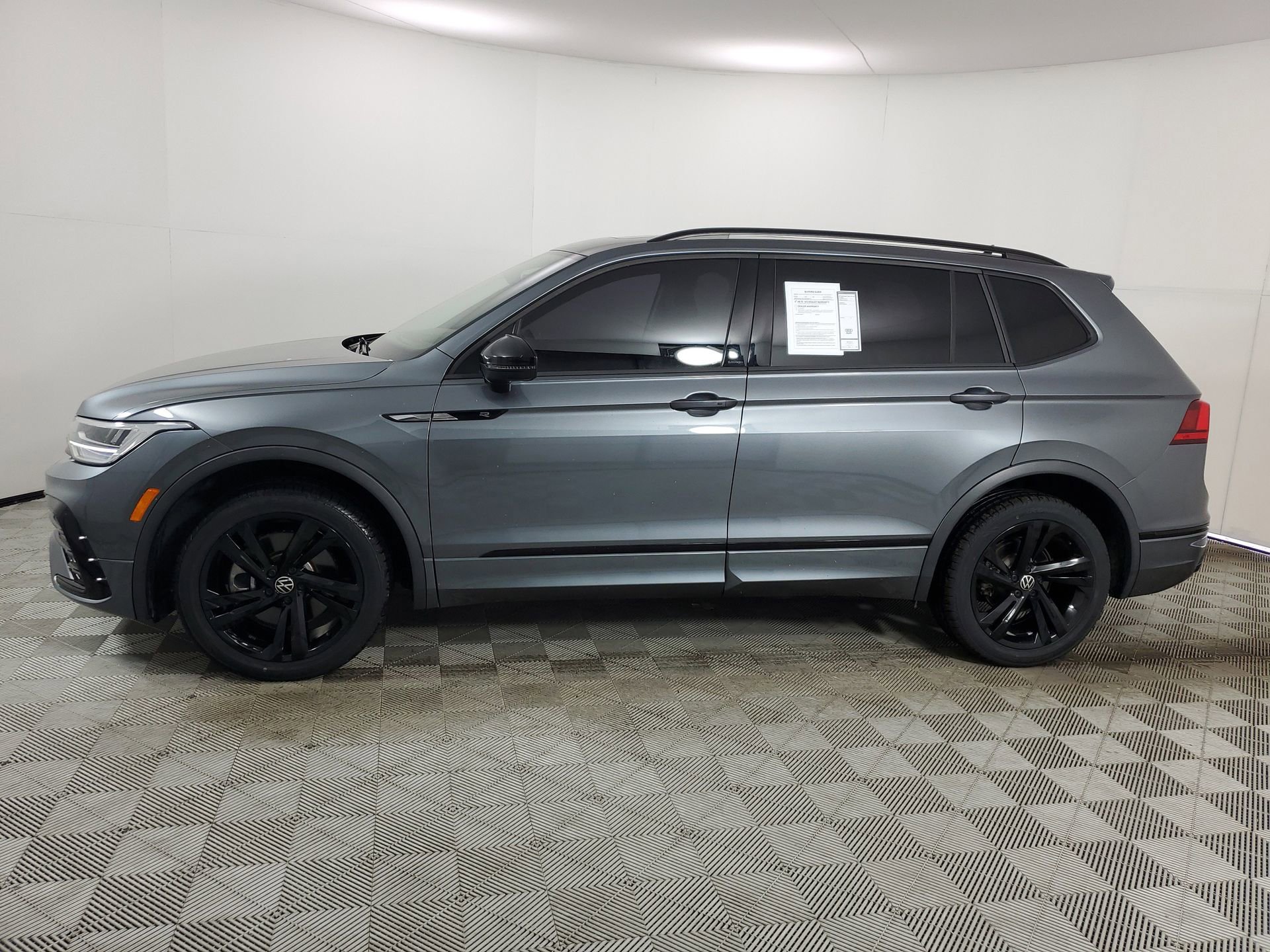 Used 2023 Volkswagen Tiguan SE R-Line image 6