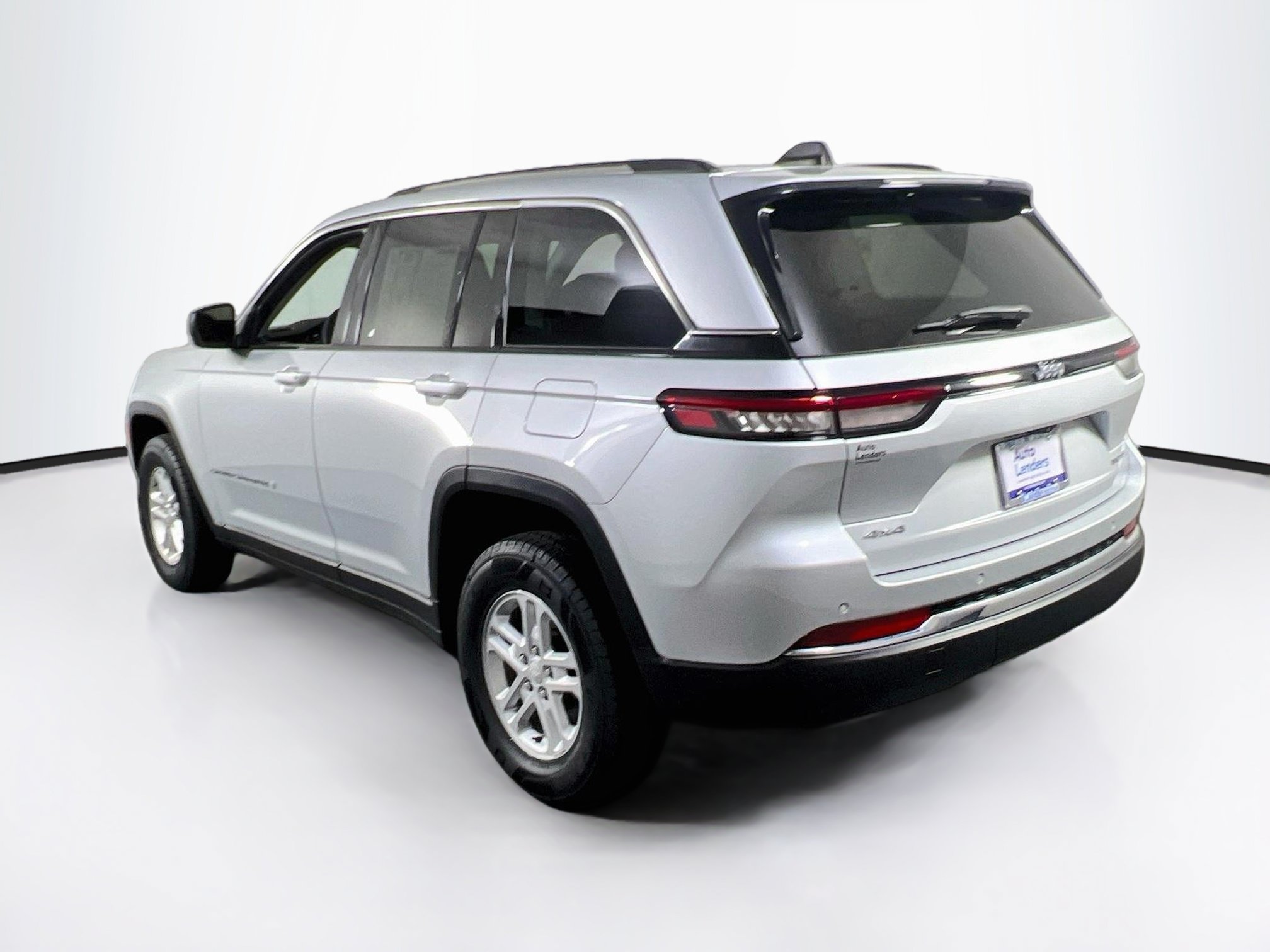 Used 2023 Jeep Grand Cherokee Laredo w/ Luxury Tech Group I AWD/4WD image 7