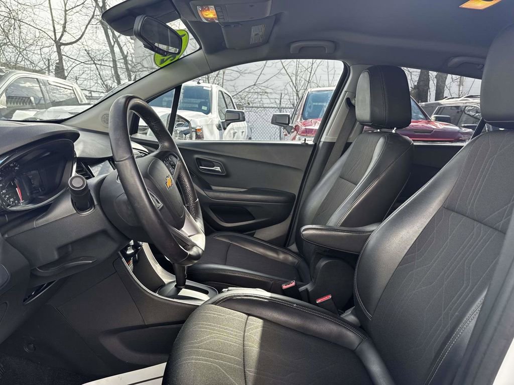 Used 2021 Chevrolet Trax LT w/ LT Convenience Package image 17